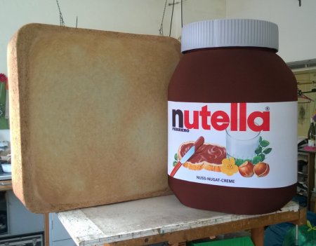 Nutella Glas und Toast